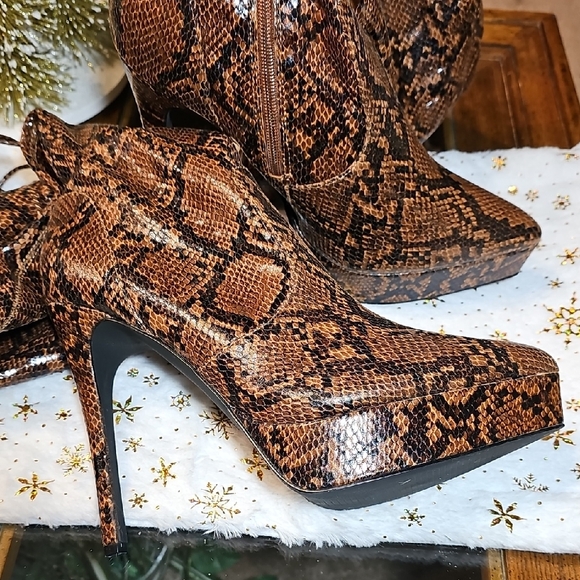 Chic Snakeskin Over the Knee Boots - Picture 7 of 11